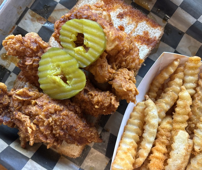 不倫をした旦那を懲らしめるため、妻はスパイスたっぷりの激辛チキンを用意したというのが、「ナッシュビルホットチキン」誕生の経緯。しかし、夫は「うまいじゃないか！」と感激し商品化。レストランのオープンに至ったとか。その店こそが、今回、訪れた「プリンスズ・ホットチキン」です。