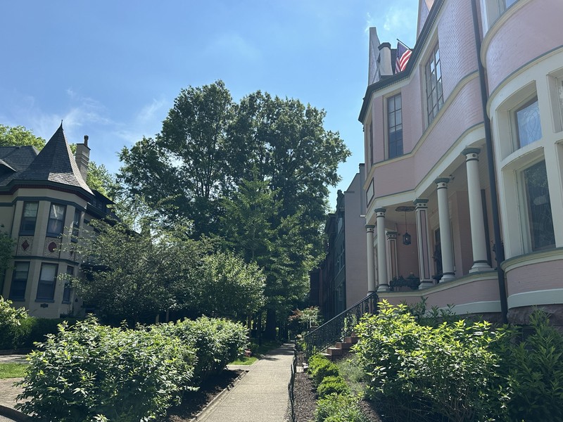1880年代から1900年代初頭にかけて建てられた邸宅が並ぶ、アメリカでもっともビクトリア様式の建築物が並ぶエリアは「オールドルイビル」と呼ばれています。