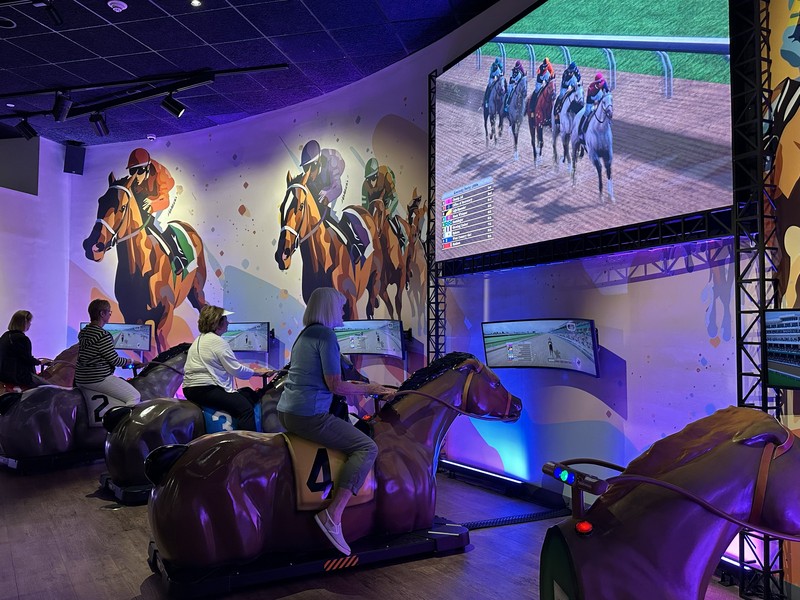 チャーチルダウンズ競馬場は博物館を併設しています。ケンタッキーダービーの歴史を振り返ったり、競馬場の中に案内してもらったりと盛りだくさんの内容。とりたてて競馬にくわしくなくても楽しいです。