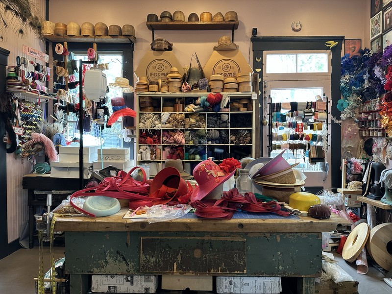 「フォルム・ミリナー」は、ケンタッキーダービーミュージアムの公式ミリナーマスターミリナー（熟練帽子職人）である、ルイビルにある高級ハットブランド。