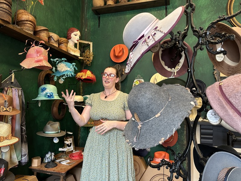 ケンタッキーダービー前に新しいハットを新調する人も多いとか。1800年代のヴィンテージのブレード機械を使用して手作業で作るハットは唯一無二のもの。店頭に並ぶハットを購入することもできます。