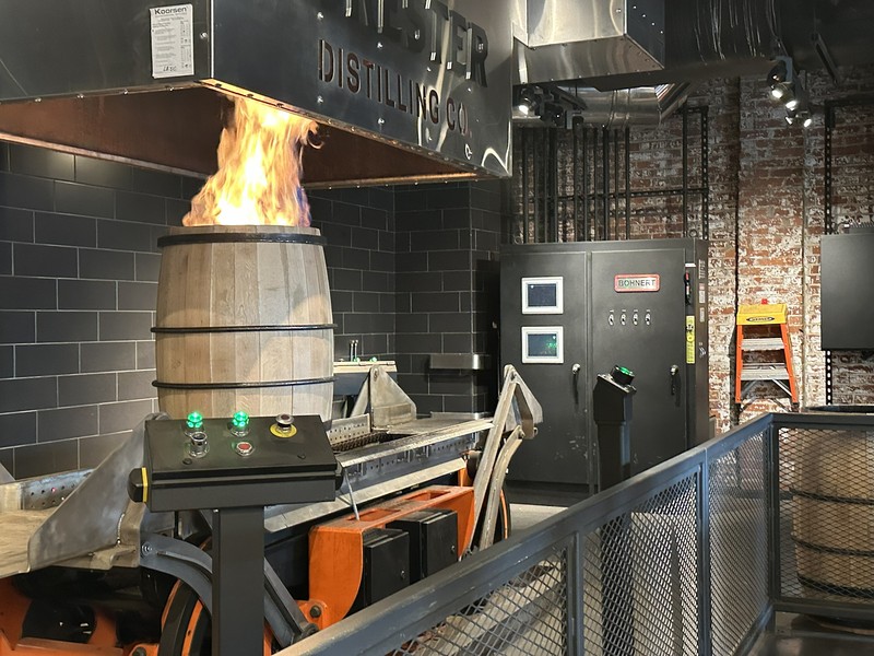 ツアーのハイライトとなる、樽の内側を焦がす「チャーリング」。