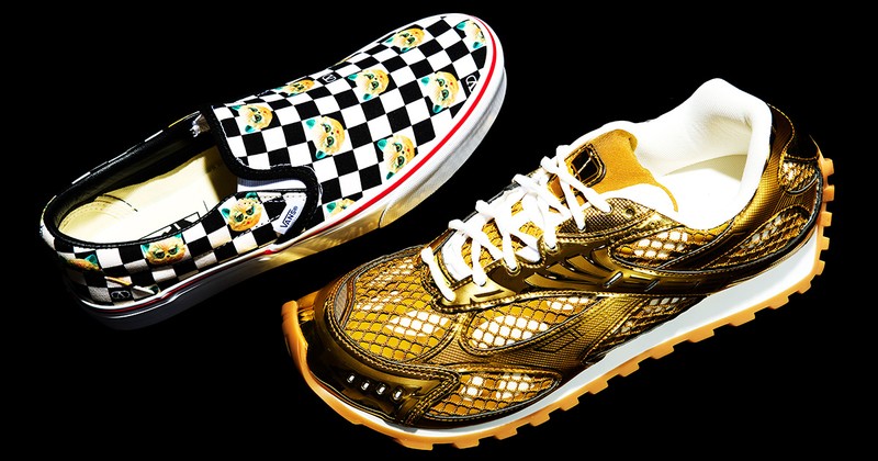 スニーカー7万2600円／ヴァレンティノ ガラヴァーニ×ヴァンズ（ヴァレンティノ インフォメーションデスク）　スニーカー15万9500円／ボッテガ・ヴェネタ（ボッテガ・ヴェネタ ジャパン）　