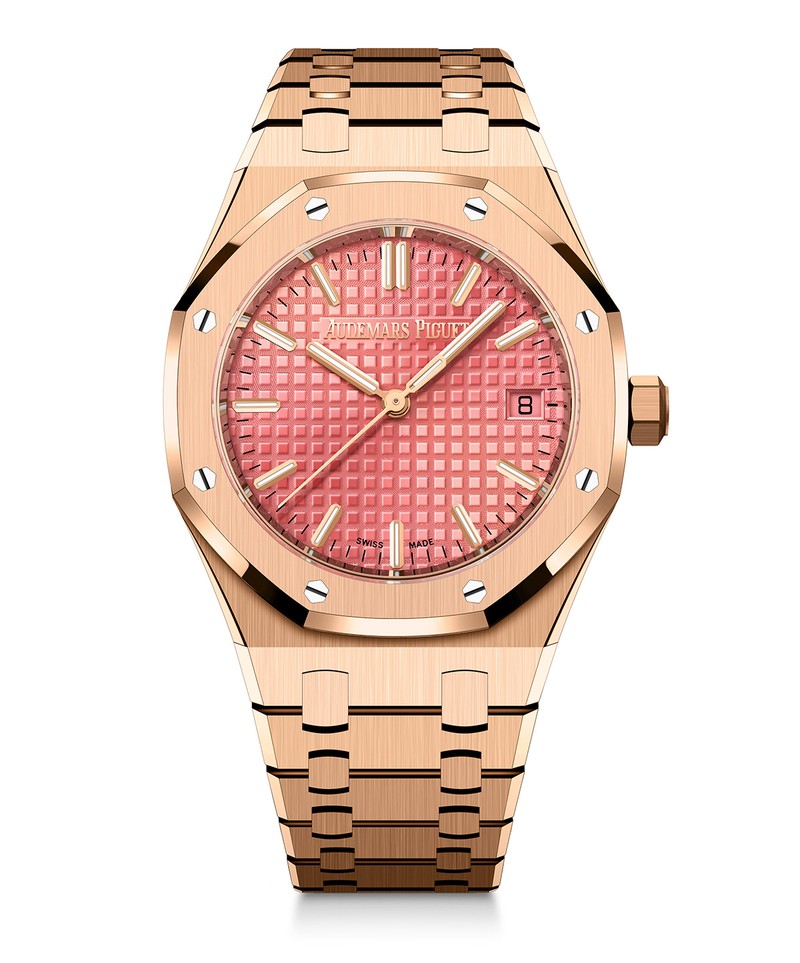 「ロイヤル オーク オートマティック」自動巻き、18KPGケース（34mm）✕ブレスレット。50m防水。896万5000円／オーデマ ピゲ（オーデマ ピゲ ジャパン）