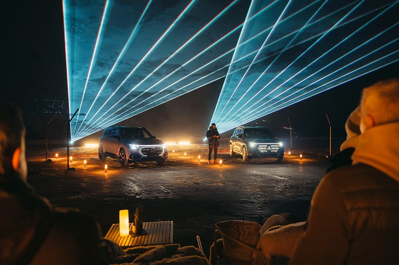 オーストリアの雪山でジャーナリスト向けのお披露目という凝った演出。