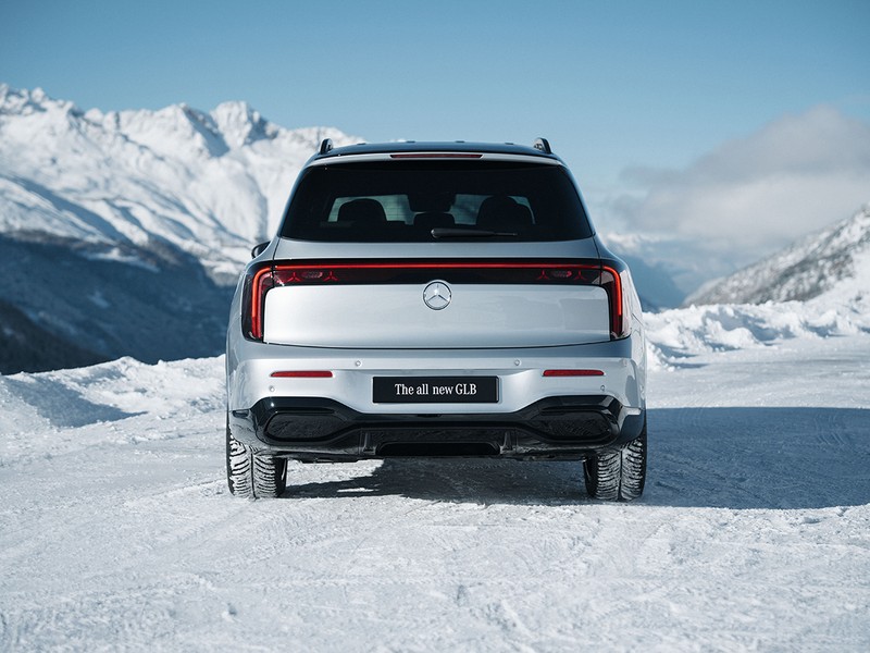 まったく新しいイメージのリアコンビネーションランプの意匠。