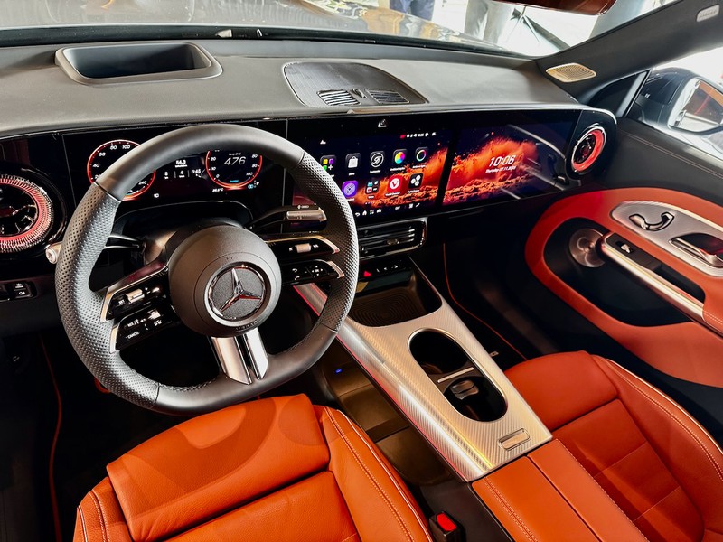 助手席まで広がる大きな液晶パネルが象徴的なインパネ。