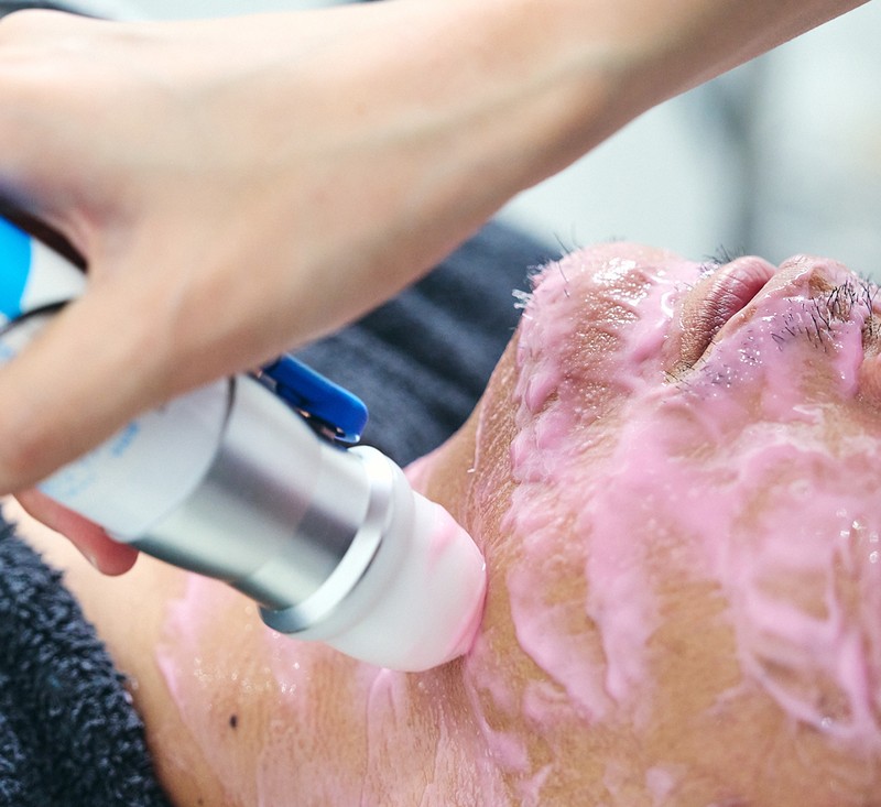 ダウンタイムほぼなしで速攻ハリツヤ肌に「ピーリング&浸透美容」