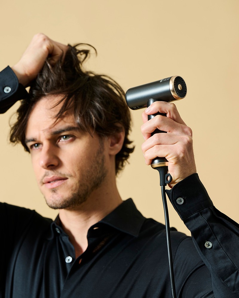 「ミラ ジェット ドライヤー（セット用ノズル付）」W40×H144.5×D99.5mm 約225g（本体のみ） 風量約1.7m³／分 5色展開 各1万4960円／ドクターエア　※買えるLEONでも販売中