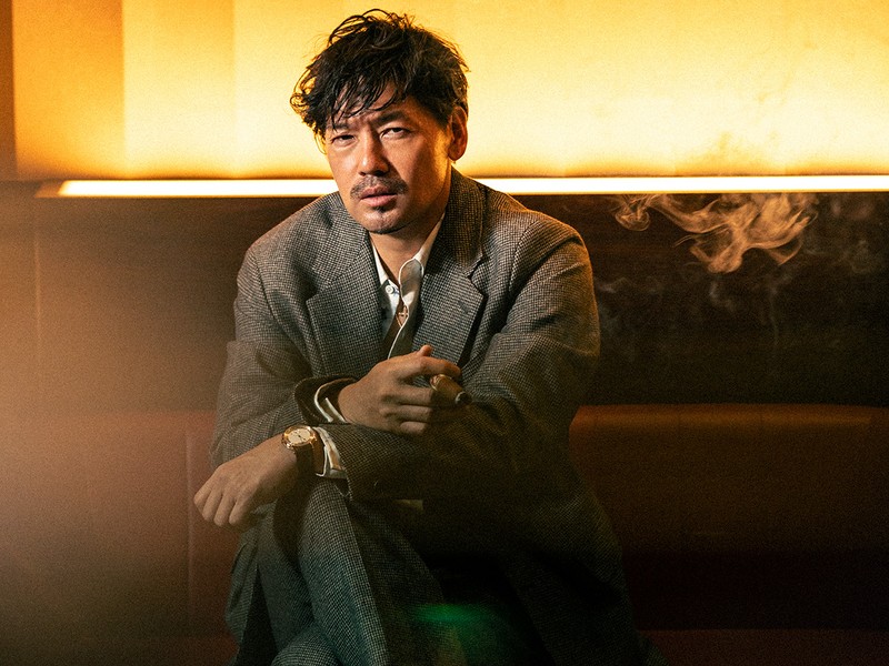 松井大輔(まつい・だいすけ) ジャケット17万6000円、パンツ8万8000円/ともにユーゲン(イデアス)、シャツ3万9600円/ユハ、ネックレス45万1000円、クロスチャーム39万6000円、ネックレス30万8000円、コインチャーム48万4000円/すべてSJX(SJX 表参道ヒルズ店)、腕時計383万9000円/ブレゲ(ブレゲ ブティック銀座)