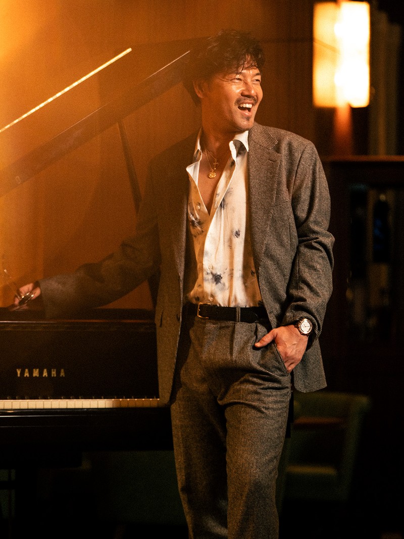 松井大輔(まつい・だいすけ) ジャケット17万6000円、パンツ8万8000円/ともにユーゲン(イデアス)、シャツ3万9600円/ユハ、ネックレス45万1000円、クロスチャーム39万6000円、ネックレス30万8000円、コインチャーム48万4000円/すべてSJX(SJX 表参道ヒルズ店)、腕時計383万9000円/ブレゲ(ブレゲ ブティック銀座)