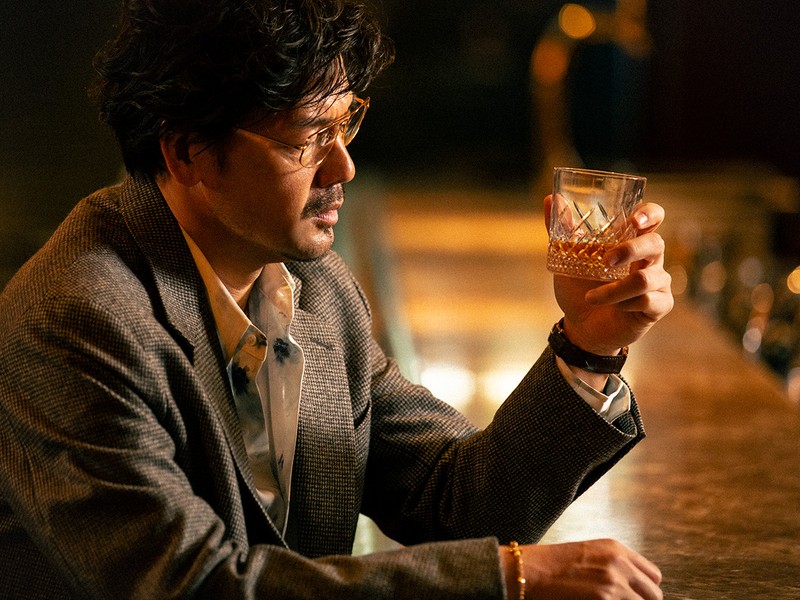 松井大輔(まつい・だいすけ) ブレスレット62万7000円/SJX(SJX 表参道ヒルズ店)、メガネ2万5740円/レイバン(ルックスオティカジャパン カスタマー サービス)、シューズ9万6800円/パラブーツ(パラブーツ 青山店)、ジャケット17万6000円、パンツ8万8000円/ともにユーゲン(イデアス)、シャツ3万9600円/ユハ、ネックレス45万1000円、クロスチャーム39万6000円、ネックレス30万8000円、コインチャーム48万4000円/すべてSJX(SJX 表参道ヒルズ店)、腕時計383万9000円/ブレゲ(ブレゲ ブティック銀座)