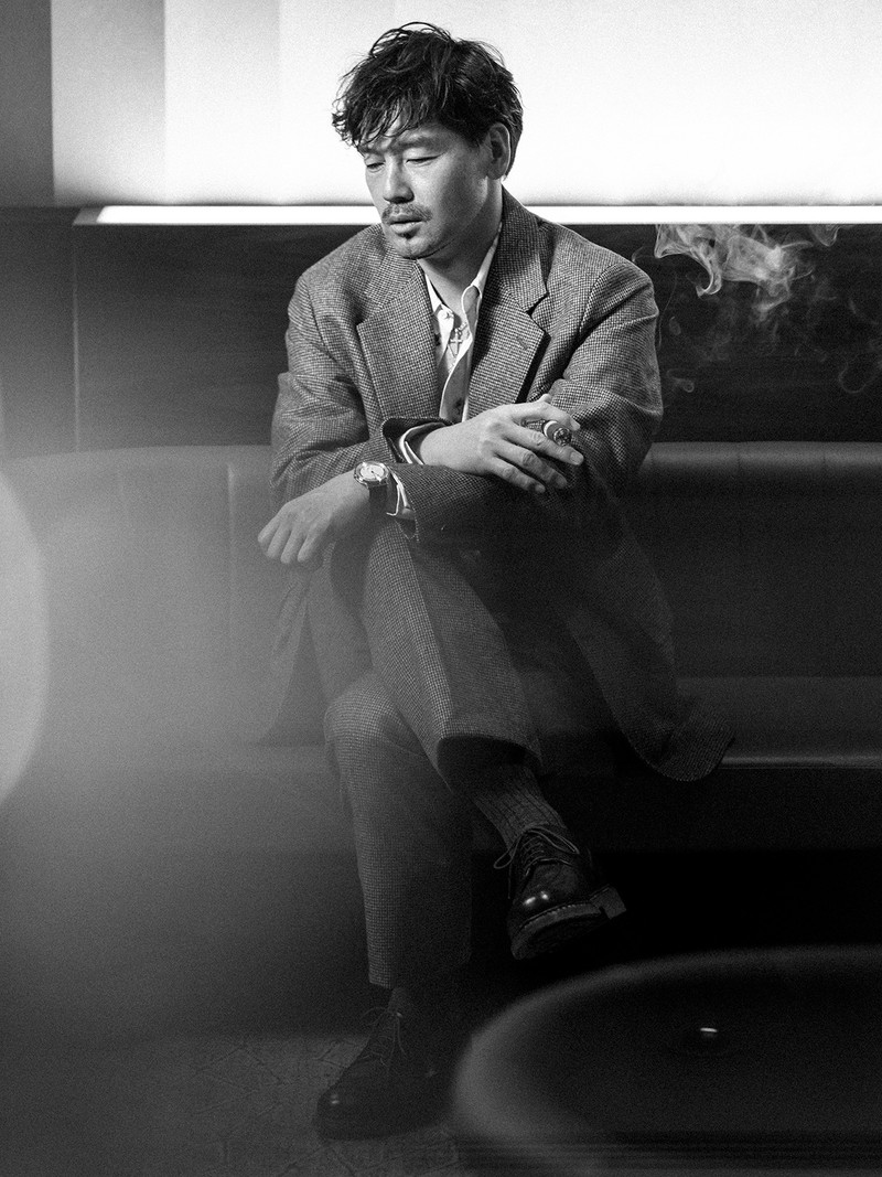 松井大輔(まつい・だいすけ) ブレスレット62万7000円/SJX(SJX 表参道ヒルズ店)、メガネ2万5740円/レイバン(ルックスオティカジャパン カスタマー サービス)、シューズ9万6800円/パラブーツ(パラブーツ 青山店)、ジャケット17万6000円、パンツ8万8000円/ともにユーゲン(イデアス)、シャツ3万9600円/ユハ、ネックレス45万1000円、クロスチャーム39万6000円、ネックレス30万8000円、コインチャーム48万4000円/すべてSJX(SJX 表参道ヒルズ店)、腕時計383万9000円/ブレゲ(ブレゲ ブティック銀座)