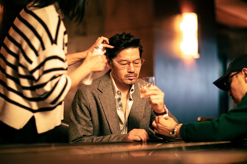 松井大輔(まつい・だいすけ) ブレスレット62万7000円/SJX(SJX 表参道ヒルズ店)、メガネ2万5740円/レイバン(ルックスオティカジャパン カスタマー サービス)、シューズ9万6800円/パラブーツ(パラブーツ 青山店)、ジャケット17万6000円、パンツ8万8000円/ともにユーゲン(イデアス)、シャツ3万9600円/ユハ、ネックレス45万1000円、クロスチャーム39万6000円、ネックレス30万8000円、コインチャーム48万4000円/すべてSJX(SJX 表参道ヒルズ店)、腕時計383万9000円/ブレゲ(ブレゲ ブティック銀座)