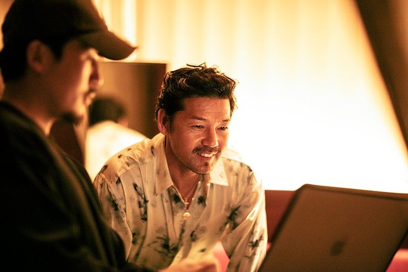 松井大輔(まつい・だいすけ) ブレスレット62万7000円/SJX(SJX 表参道ヒルズ店)、メガネ2万5740円/レイバン(ルックスオティカジャパン カスタマー サービス)、シューズ9万6800円/パラブーツ(パラブーツ 青山店)、ジャケット17万6000円、パンツ8万8000円/ともにユーゲン(イデアス)、シャツ3万9600円/ユハ、ネックレス45万1000円、クロスチャーム39万6000円、ネックレス30万8000円、コインチャーム48万4000円/すべてSJX(SJX 表参道ヒルズ店)、腕時計383万9000円/ブレゲ(ブレゲ ブティック銀座)