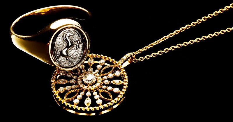  リング94万6000円／ラギッド マインド（エスジェイ ジュエリー）　ネックレス93万5000円／ナディア（メゾン・ド・ナディア銀座本店）