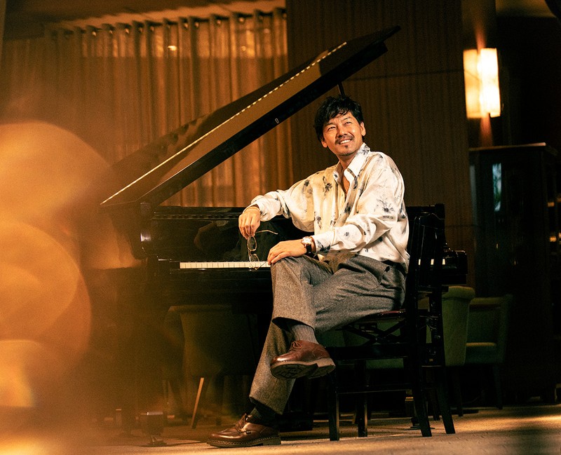 松井大輔(まつい・だいすけ) シューズ9万6800円/パラブーツ(パラブーツ 青山店)、ジャケット17万6000円、パンツ8万8000円/ともにユーゲン(イデアス)、シャツ3万9600円/ユハ、ネックレス45万1000円、クロスチャーム39万6000円、ネックレス30万8000円、コインチャーム48万4000円/すべてSJX(SJX 表参道ヒルズ店)、腕時計383万9000円/ブレゲ(ブレゲ ブティック銀座)