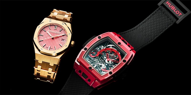 『スピリット オブ ビッグ・バン トゥールビヨン 5 デイ パワーリザーブ レッドマジック』手巻き、レッドセラミックケース（32.9mm×31.25mm）、ベルクロ付きファブリックストラップ（セラミックバックル付き）、30m防水、世界限定20本。1395万9000円／ウブロ　 『ロイヤル オーク オートマティック』自動巻き、18KPGケース（34mm）✕ブレスレット。50m防水。896万5000円／オーデマ ピゲ（オーデマ ピゲ ジャパン）